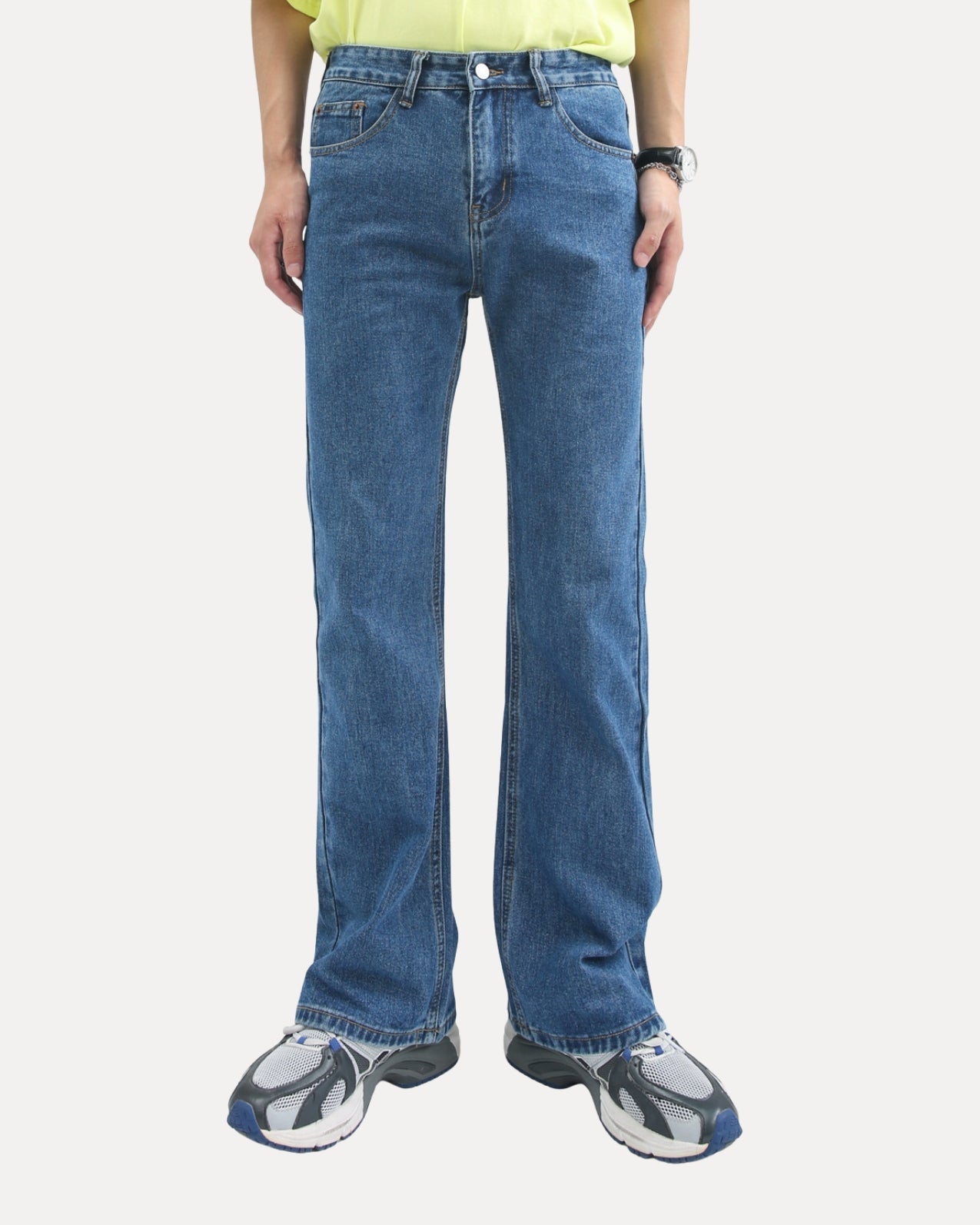 CLASSIC STRAIGHT JEANS