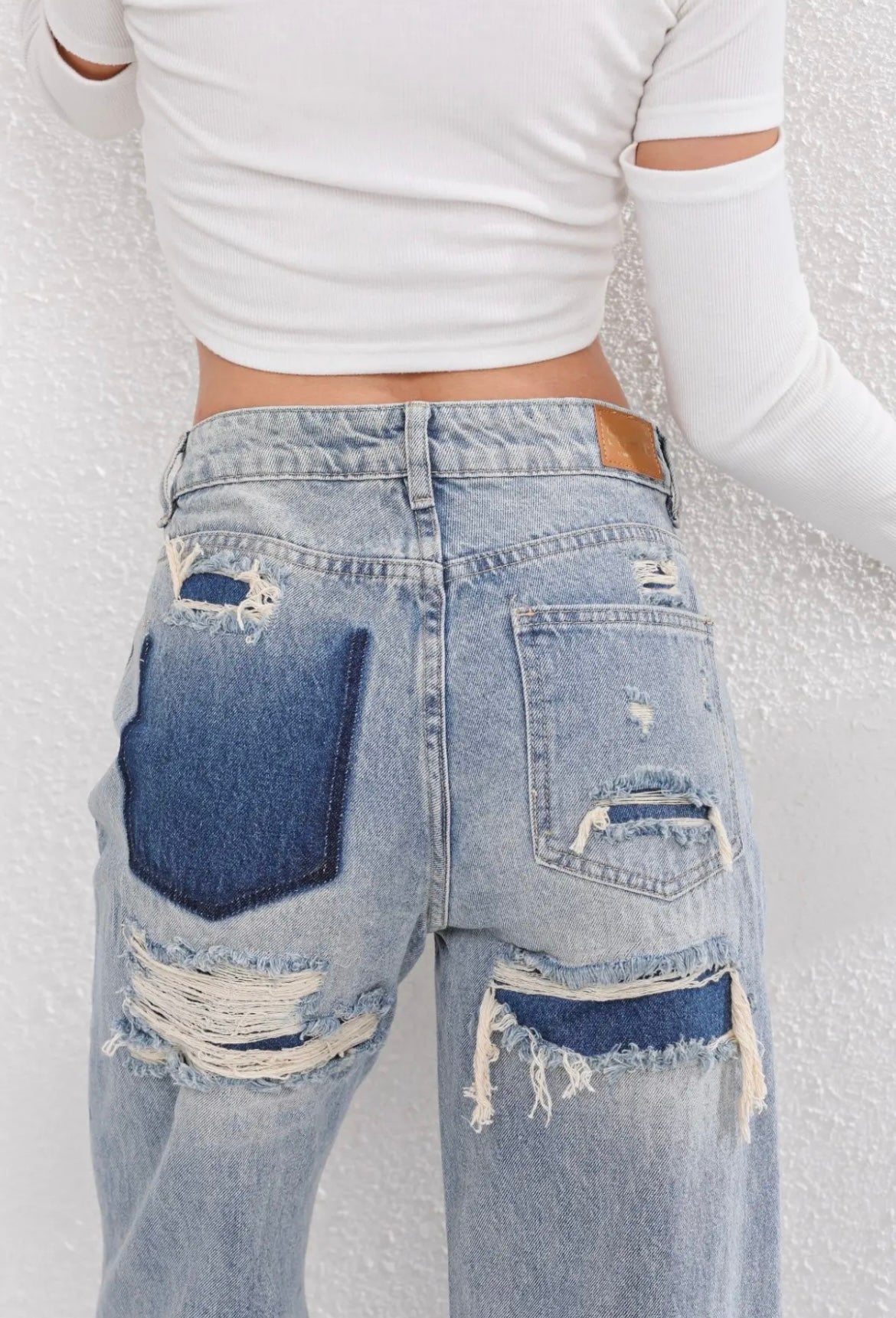 RIPPED STRAIGHT JEANS